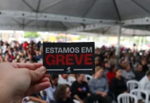 Servidores durante Assembleia Geral onde definiu pela greve geral