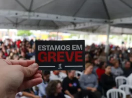Servidores durante Assembleia Geral onde definiu pela greve geral