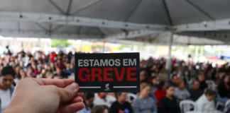 Servidores durante Assembleia Geral onde definiu pela greve geral