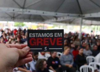 Servidores durante Assembleia Geral onde definiu pela greve geral