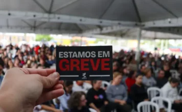 Servidores durante Assembleia Geral onde definiu pela greve geral