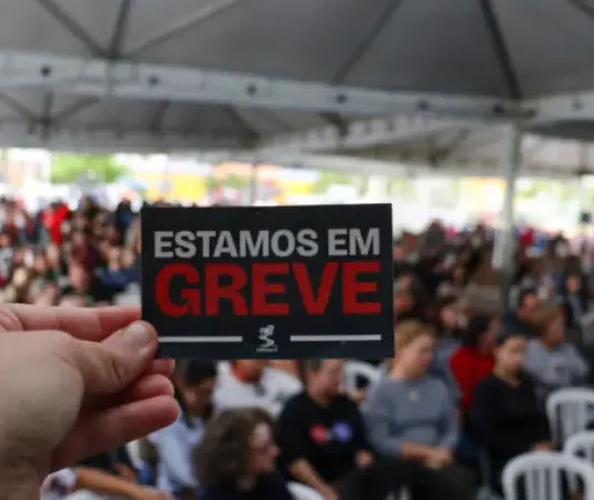 Servidores durante Assembleia Geral onde definiu pela greve geral