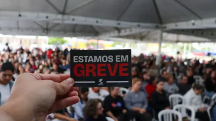 Servidores durante Assembleia Geral onde definiu pela greve geral