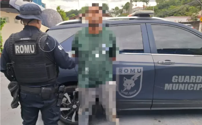 Agente da Guarda Municipal de São José durante prisão de foragido internacional