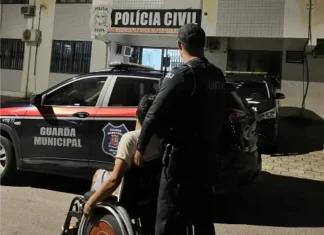 Guarda Municipal prende cadeirante por furto em agência bancária de São José Agentes da Guarda Municipal de São José prendem cadeirante que invadiu agência bancária
