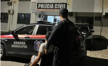 Guarda Municipal prende cadeirante por furto em agência bancária de São José Agentes da Guarda Municipal de São José prendem cadeirante que invadiu agência bancária