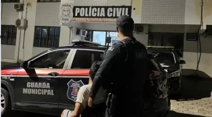 Guarda Municipal prende cadeirante por furto em agência bancária de São José Agentes da Guarda Municipal de São José prendem cadeirante que invadiu agência bancária