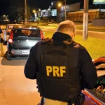 Agente da PRF autua motorista por infrações de trânsito em rodovia de SC
