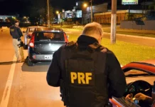 Agente da PRF autua motorista por infrações de trânsito em rodovia de SC