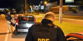 Agente da PRF autua motorista por infrações de trânsito em rodovia de SC