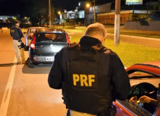 Agente da PRF autua motorista por infrações de trânsito em rodovia de SC