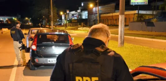 Agente da PRF autua motorista por infrações de trânsito em rodovia de SC