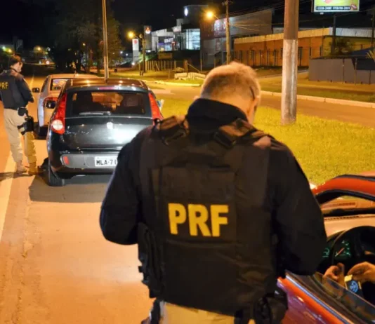 Agente da PRF autua motorista por infrações de trânsito em rodovia de SC