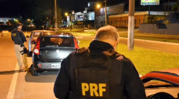 Agente da PRF autua motorista por infrações de trânsito em rodovia de SC