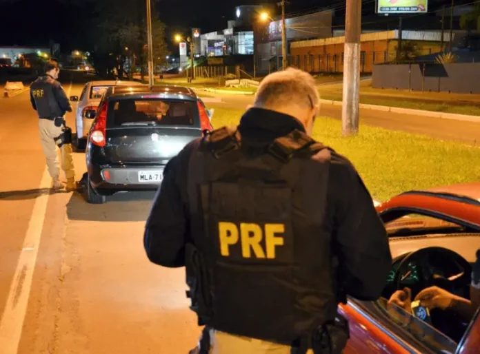 Agente da PRF autua motorista por infrações de trânsito em rodovia de SC