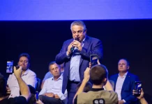 João Rodrigues discursa durante evento de renúncia à Prefeitura de Chapecó e lançamento da pré-candidatura ao governo de SC