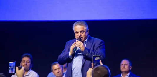 João Rodrigues discursa durante evento de renúncia à Prefeitura de Chapecó e lançamento da pré-candidatura ao governo de SC