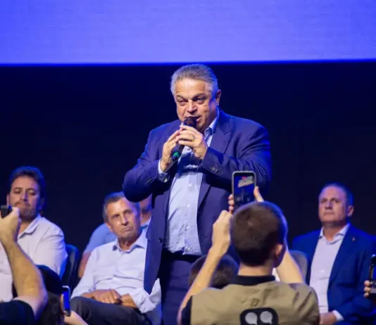 João Rodrigues discursa durante evento de renúncia à Prefeitura de Chapecó e lançamento da pré-candidatura ao governo de SC