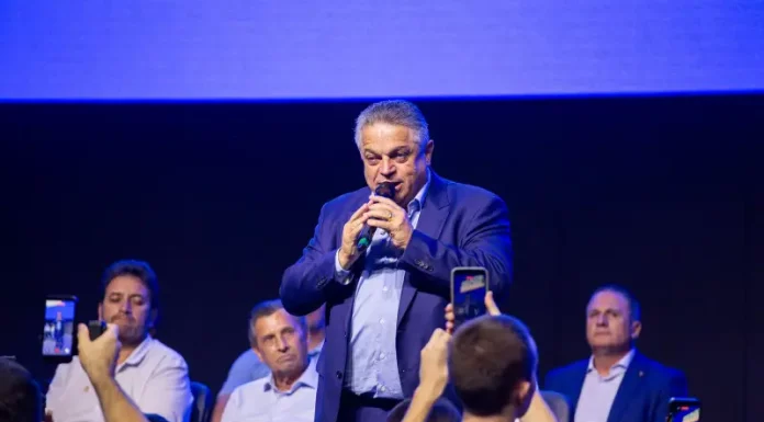 João Rodrigues discursa durante evento de renúncia à Prefeitura de Chapecó e lançamento da pré-candidatura ao governo de SC