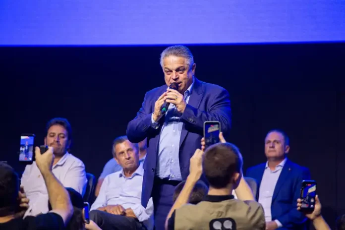 João Rodrigues discursa durante evento de renúncia à Prefeitura de Chapecó e lançamento da pré-candidatura ao governo de SC