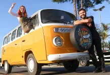 Ana Lara Tondo e Anderson Morais na kombi manezinha