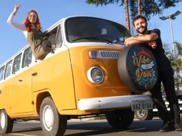 Ana Lara Tondo e Anderson Morais na kombi manezinha