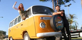 Ana Lara Tondo e Anderson Morais na kombi manezinha
