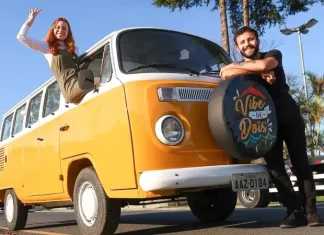 Ana Lara Tondo e Anderson Morais na kombi manezinha