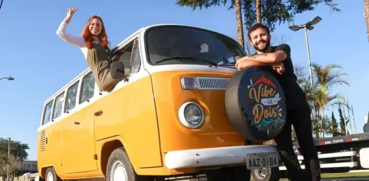 Ana Lara Tondo e Anderson Morais na kombi manezinha