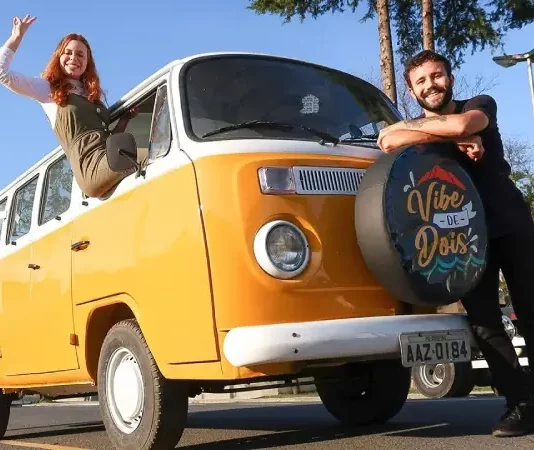 Ana Lara Tondo e Anderson Morais na kombi manezinha