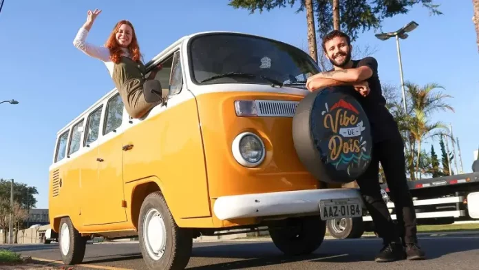Ana Lara Tondo e Anderson Morais na kombi manezinha