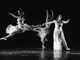 Bailarinas se apresentam em palco durante espetáculo de dança, ilustrando a valorização de artistas e a divulgação da Mostra Municipal de Dança em São José.