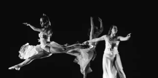 Bailarinas se apresentam em palco durante espetáculo de dança, ilustrando a valorização de artistas e a divulgação da Mostra Municipal de Dança em São José.