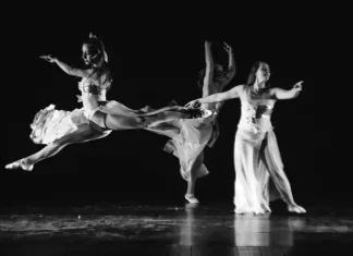 Mostra Municipal de Dança abre inscrições em São José Bailarinas se apresentam em palco durante espetáculo de dança, ilustrando a valorização de artistas e a divulgação da Mostra Municipal de Dança em São José.