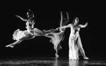 Mostra Municipal de Dança abre inscrições em São José Bailarinas se apresentam em palco durante espetáculo de dança, ilustrando a valorização de artistas e a divulgação da Mostra Municipal de Dança em São José.