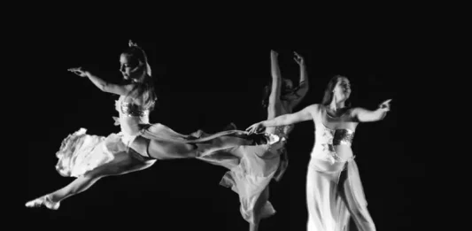 Bailarinas se apresentam em palco durante espetáculo de dança, ilustrando a valorização de artistas e a divulgação da Mostra Municipal de Dança em São José.