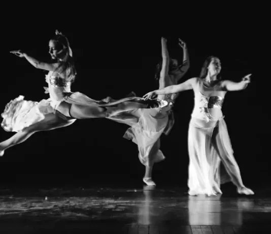 Bailarinas se apresentam em palco durante espetáculo de dança, ilustrando a valorização de artistas e a divulgação da Mostra Municipal de Dança em São José.