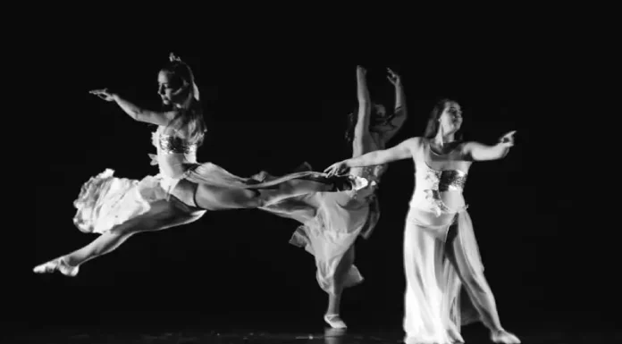 Bailarinas se apresentam em palco durante espetáculo de dança, ilustrando a valorização de artistas e a divulgação da Mostra Municipal de Dança em São José.