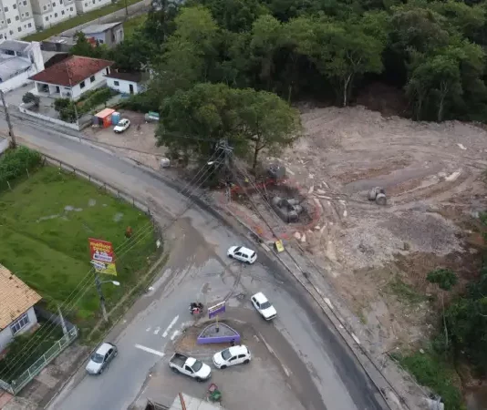 Vista aerea da nova rotatória no bairro Forquilhas em São José