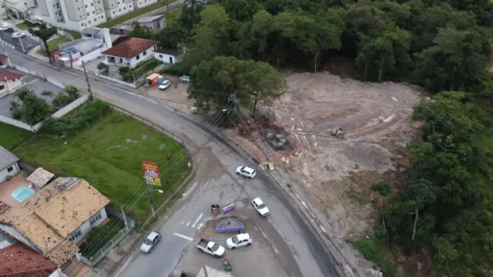 Vista aerea da nova rotatória no bairro Forquilhas em São José