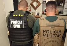 Agentes da Polícia Civil e da Polícia Militar atuam em conjunto durante a Operação Ajuste Fino, realizando cumprimento de mandados e apoio a ações de investigação contra suspeitos de fraude em licitações em Santa Catarina.