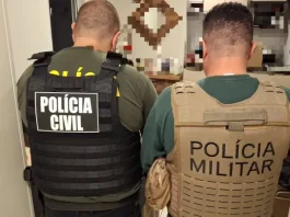 Agentes da Polícia Civil e da Polícia Militar atuam em conjunto durante a Operação Ajuste Fino, realizando cumprimento de mandados e apoio a ações de investigação contra suspeitos de fraude em licitações em Santa Catarina.