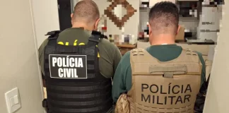 Agentes da Polícia Civil e da Polícia Militar atuam em conjunto durante a Operação Ajuste Fino, realizando cumprimento de mandados e apoio a ações de investigação contra suspeitos de fraude em licitações em Santa Catarina.