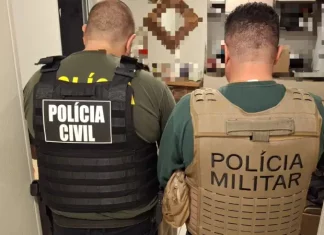 Agentes da Polícia Civil e da Polícia Militar atuam em conjunto durante a Operação Ajuste Fino, realizando cumprimento de mandados e apoio a ações de investigação contra suspeitos de fraude em licitações em Santa Catarina.