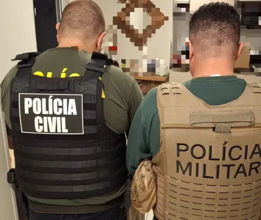Agentes da Polícia Civil e da Polícia Militar atuam em conjunto durante a Operação Ajuste Fino, realizando cumprimento de mandados e apoio a ações de investigação contra suspeitos de fraude em licitações em Santa Catarina.
