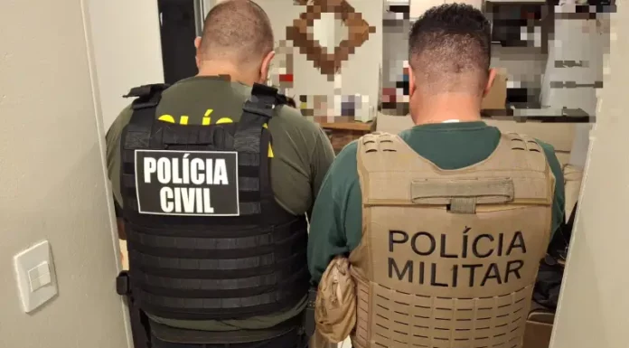 Agentes da Polícia Civil e da Polícia Militar atuam em conjunto durante a Operação Ajuste Fino, realizando cumprimento de mandados e apoio a ações de investigação contra suspeitos de fraude em licitações em Santa Catarina.