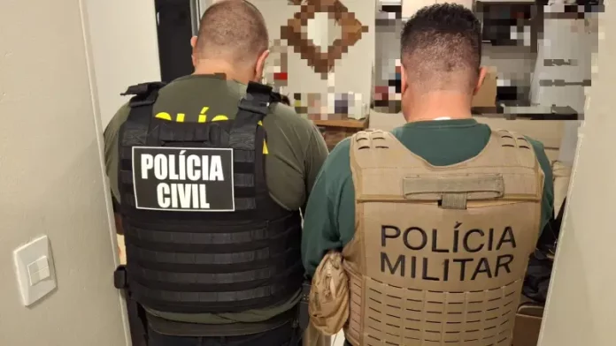 Agentes da Polícia Civil e da Polícia Militar atuam em conjunto durante a Operação Ajuste Fino, realizando cumprimento de mandados e apoio a ações de investigação contra suspeitos de fraude em licitações em Santa Catarina.