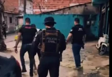 Polícia desarticula grupo por golpe de R$ 114 mil em lotérica de Florianópolis Policiais durante buscas da polícia civil na Operação Dupla Cena