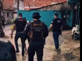 Policiais durante buscas da polícia civil na Operação Dupla Cena