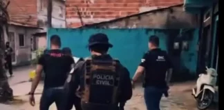 Policiais durante buscas da polícia civil na Operação Dupla Cena